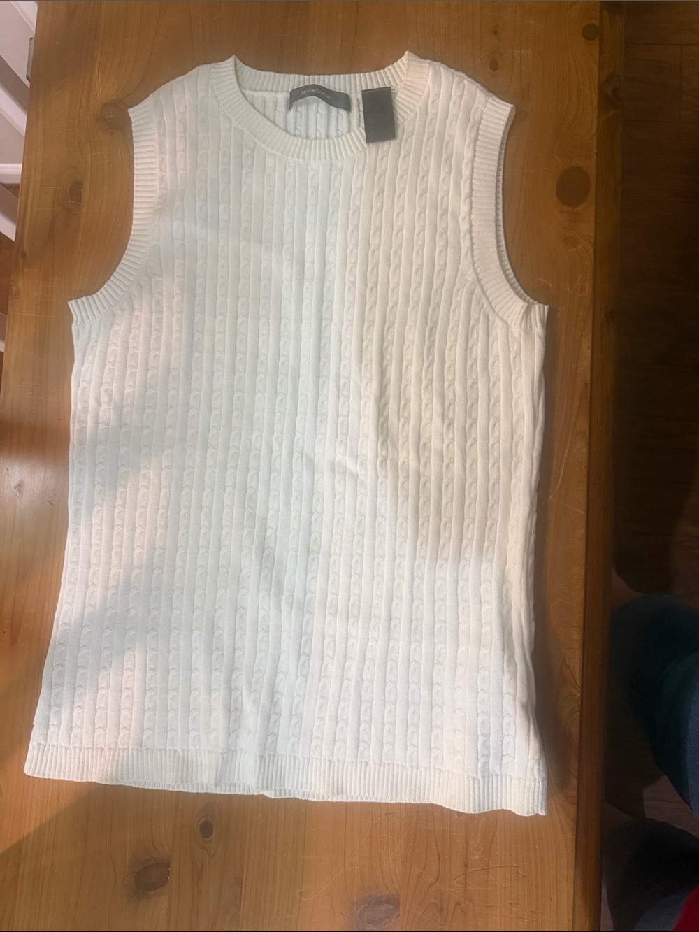 Liz Claibornes knit lightweight sleeveless sweater top
